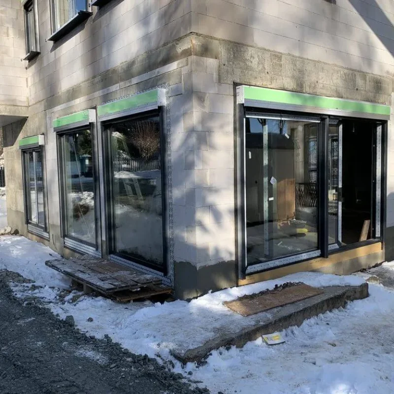 Raffstore im Fensteraufsatz von NORTA. Hochwertige Lösung für Sonnenschutz und moderne Fassadengestaltung.