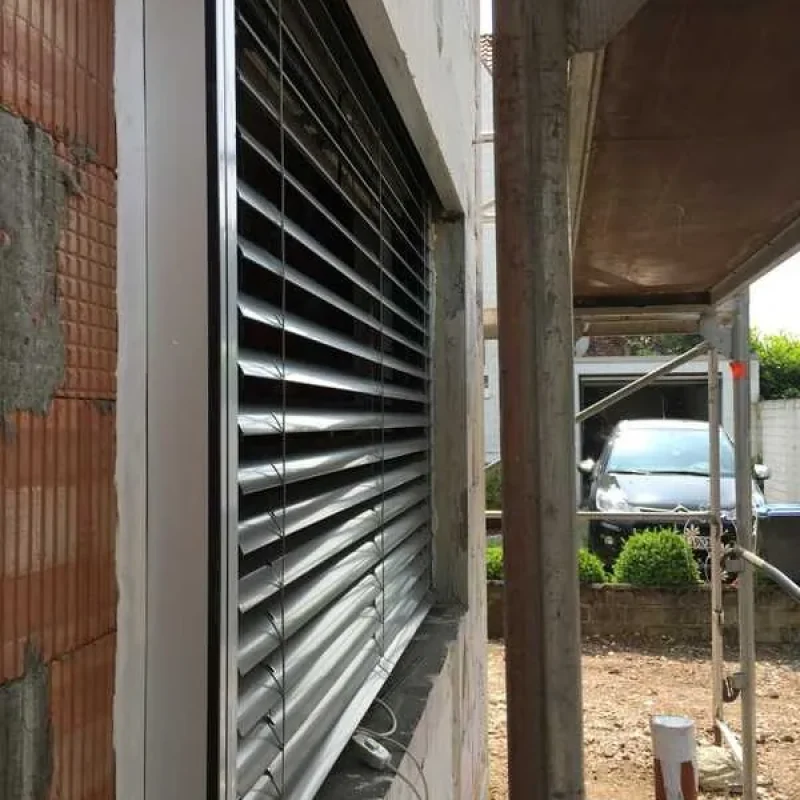 Moderne NORTA Raffstores bei Schüco Fenster in Duisburg im Neubau. Optimale Lichtregulierung und Energieeffizienz.