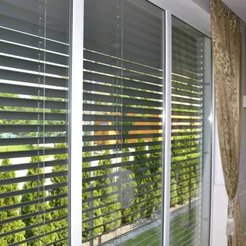 Moderne Raffstores mit Lamellen im Restaurant von NORTA. Effektiver Sonnenschutz und Stil für große Fensterfronten.