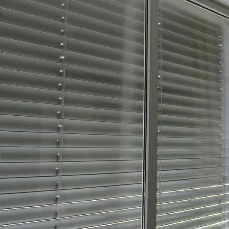 Raffstore mit Lamellen von NORTA. Optimaler Sichtschutz und Lichtregulierung für moderne Wohnräume oder Büros.