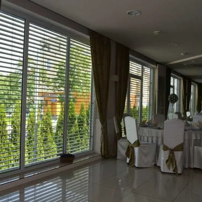 Edle Raffstores im Restaurant von NORTA. Bieten stilvollen Sonnenschutz und Privatsphäre, perfekt für elegante Inneneinrichtungen.