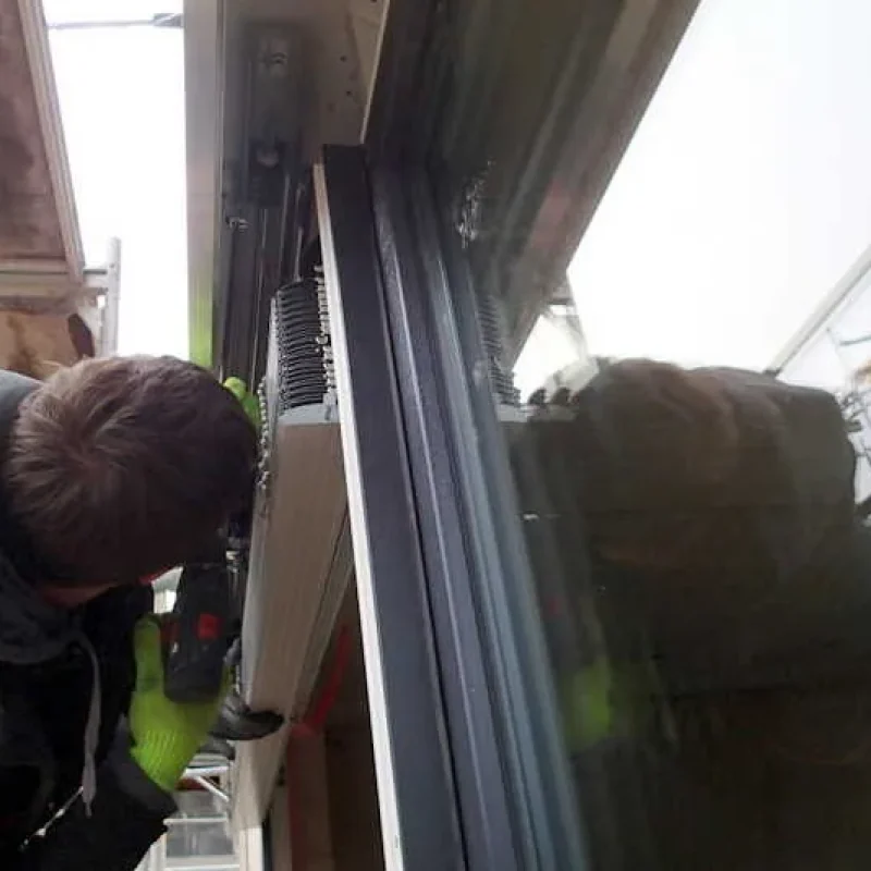 Montage eines Raffstores im Aufsatzkasten an einem Fenster von NORTA. Professionelle Anbringung für optimalen Sonnenschutz.