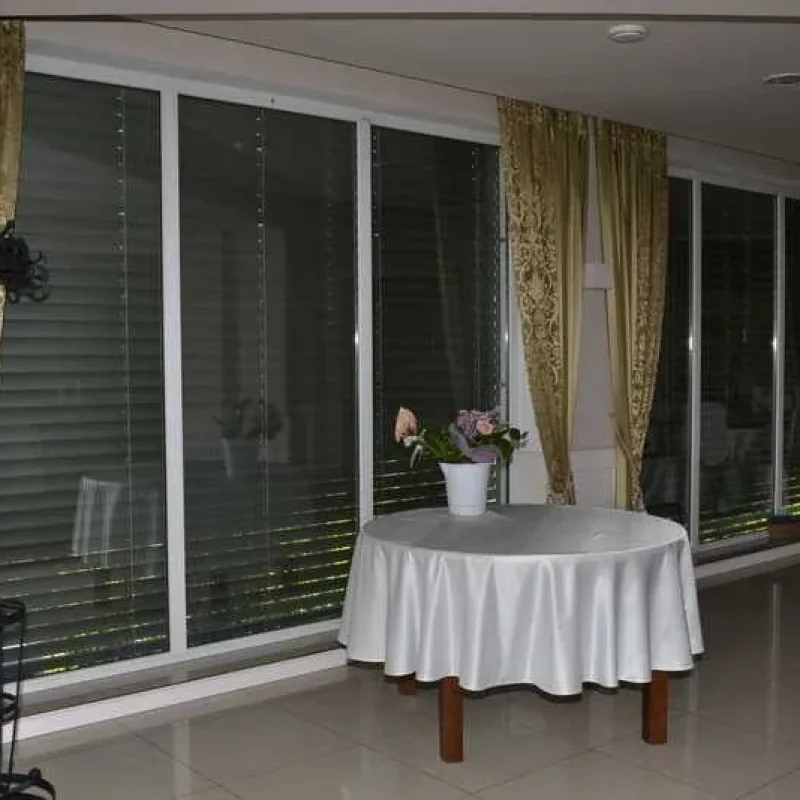 Raffstore im Restaurantinnenraum von NORTA. Stilvolle Lösung für blendfreien Lichteinfall und Sichtschutz bei großen Fensterfronten.