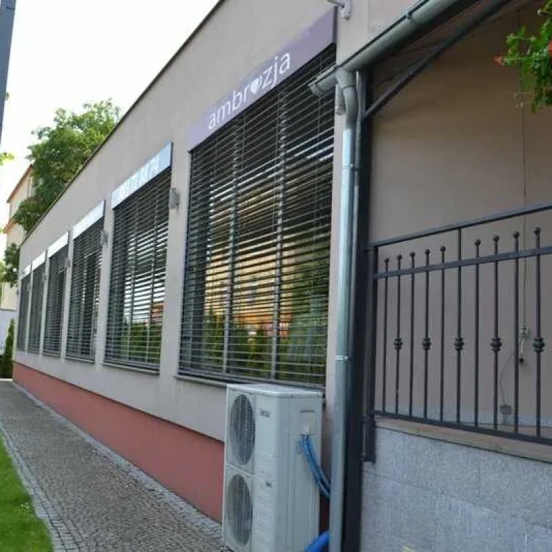 Moderne Raffstoren an Restaurantfenstern von NORTA. Optimaler Sonnenschutz und stilvolle Optik für den Außenbereich.