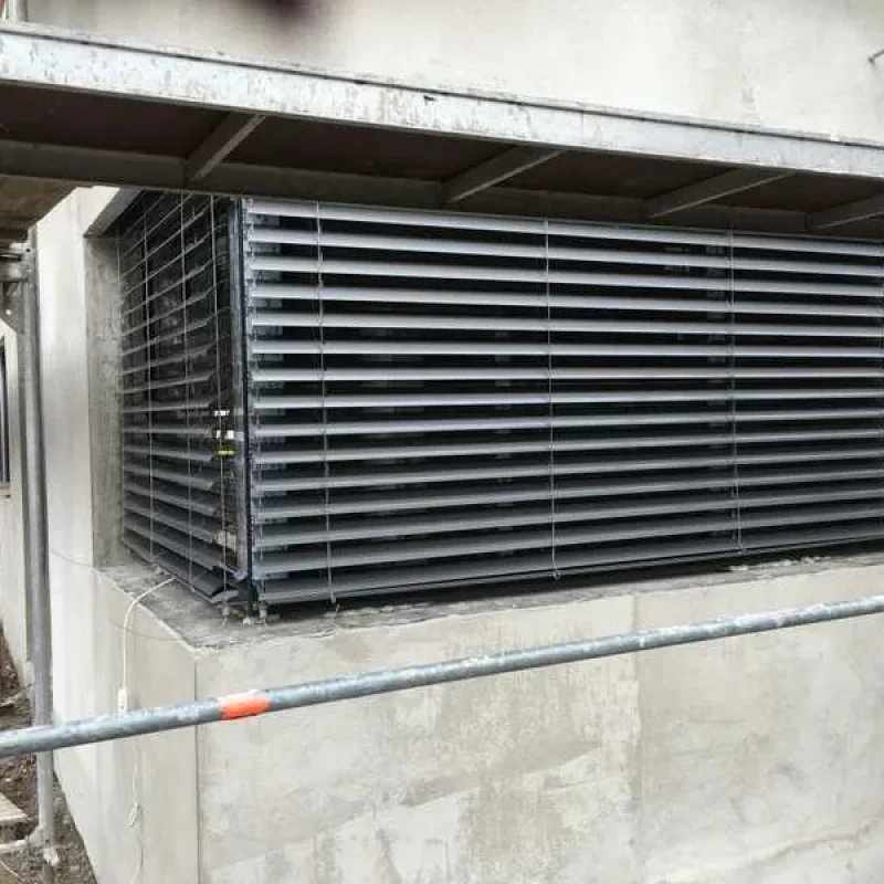 Moderne Raffstore aus Aluminium von NORTA an einer Fassade. Bietet effektiven Sicht- und Sonnenschutz.