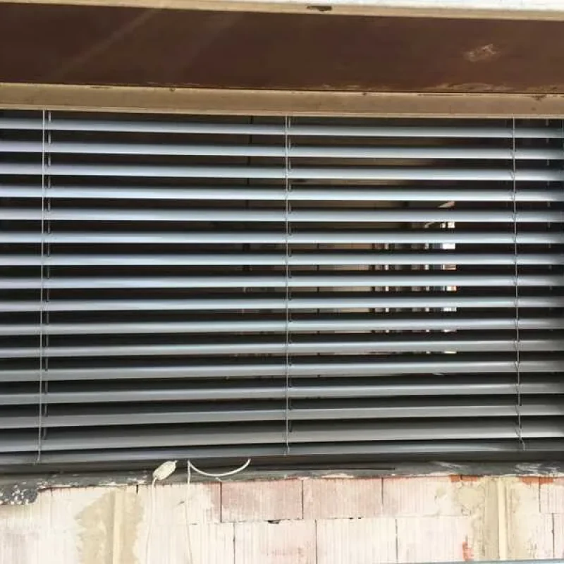 Moderner Raffstore in Silber-Grau von NORTA. Perfekt für Sonnen- und Sichtschutz, integriert in Schüco Fenster. Standort Duisburg.