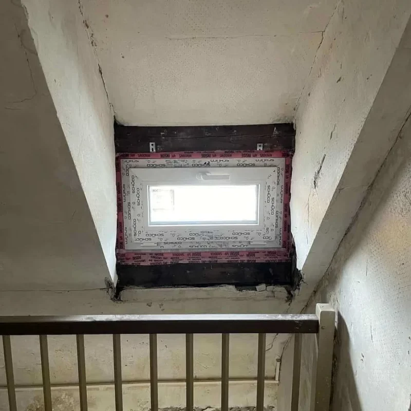 Dachfenster während der Renovierung mit Schüco Rahmen von NORTA. Optimierte Lichtdurchlässigkeit und energetische Effizienz.