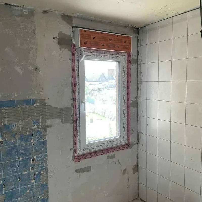 Fenstereinbau während der Renovierung mit sichtbaren Fliesenteilen. Hochwertige Montage von NORTA für bessere Isolierung.