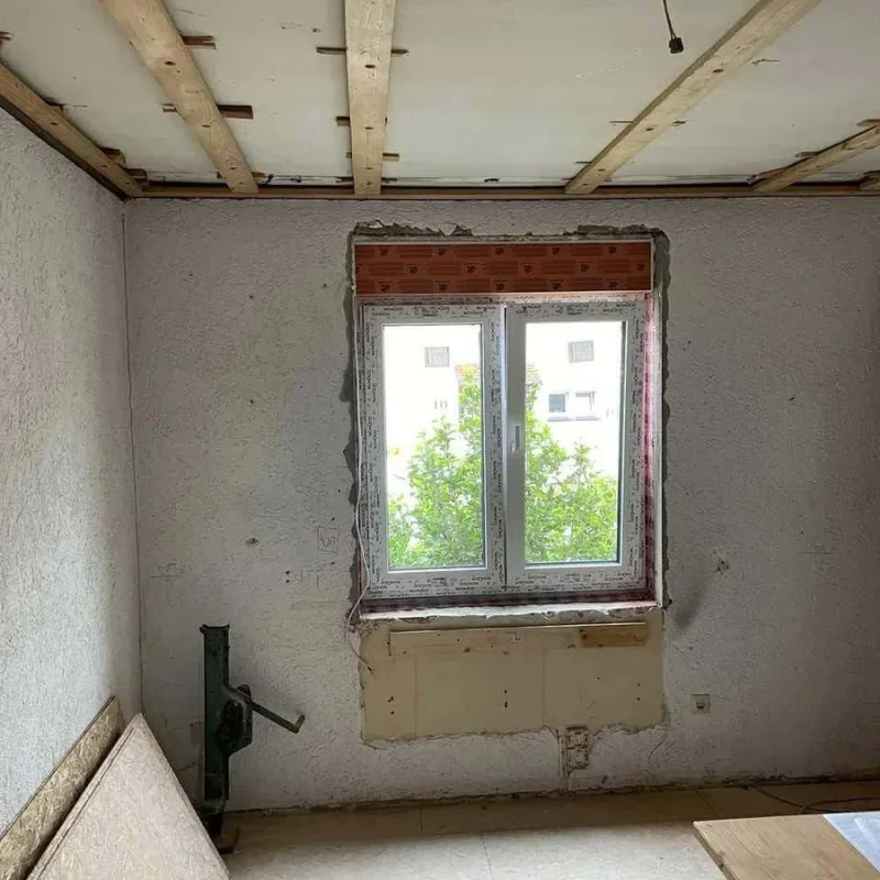 Zimmer mit renoviertem Fenster in Gernsbach. Verbesserte Isolierung und moderne Optik durch NORTA Fensterlösungen.