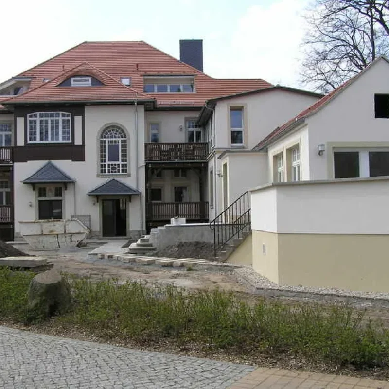 Renovierte Villa in Dresden mit modernen Fenstern und Eingang von NORTA. Hochwertige Architektur für stilvolles Wohnen.
