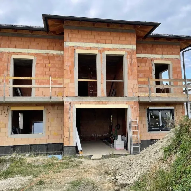 Rohbau eines Einfamilienhauses in Wien mit unverputzten Ziegelwänden. Hochwertige Bauweise von NORTA für den modernen Wohnkomfort.