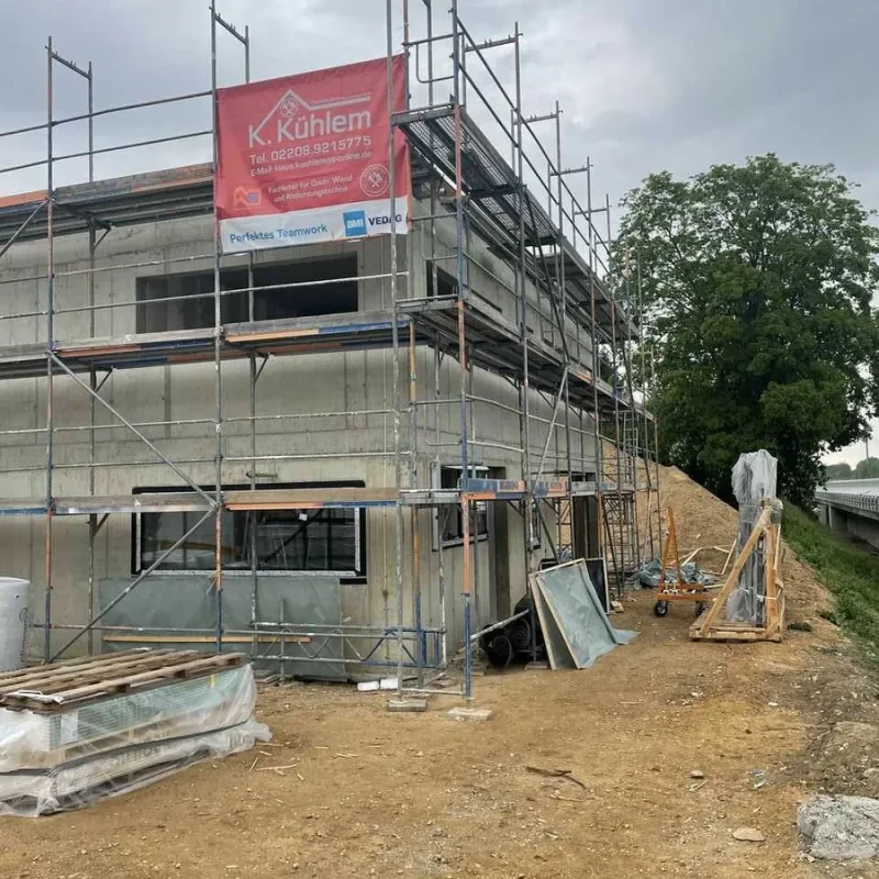 Rohbau mit Gerüst und vorbereiteter Montage für Fenster von NORTA. Optimale Dämmung und Stabilität für Neubauten.