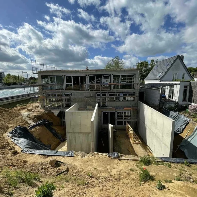 Rohbau mit großen Fenstern in einem Neubauprojekt von NORTA. Energiesparende Fensterelemente für nachhaltige Bauweise.