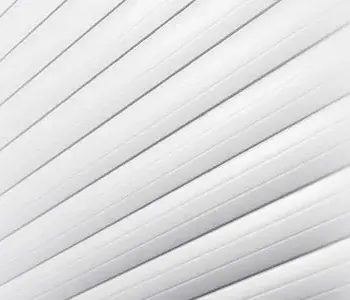 Weißer Rollladenpanzer von NORTA. Bietet effektiven Schutz und Sichtschutz für Fenster, energieeffizient und stilvoll.