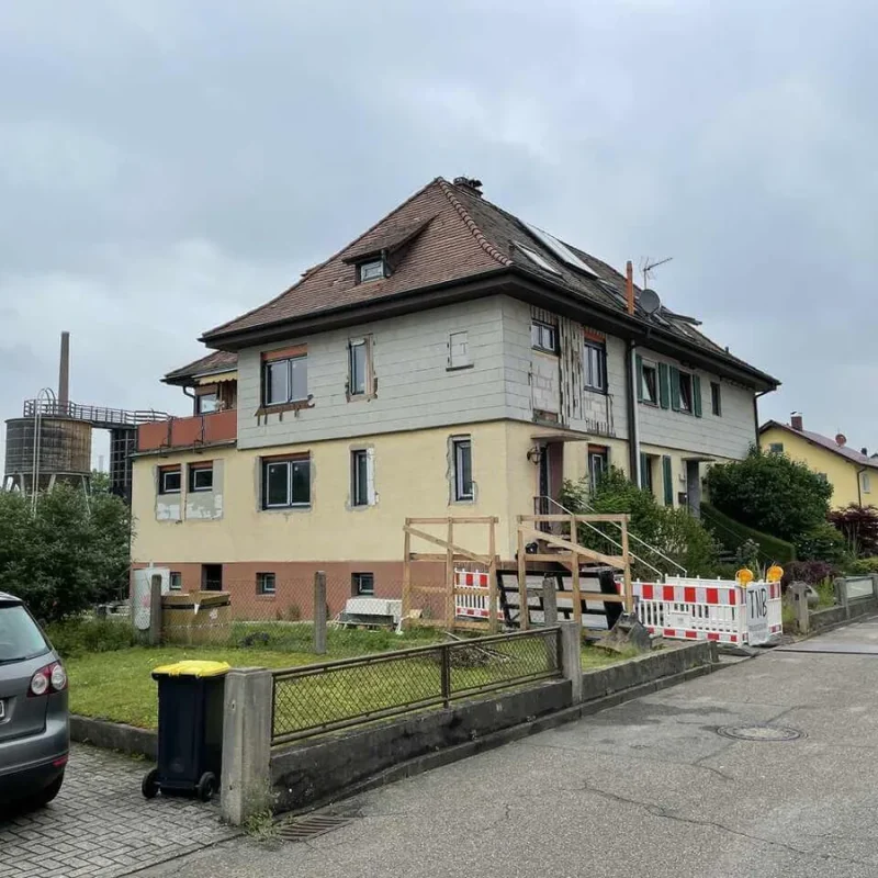 Sanierung eines Einfamilienhauses in Gernsbach, aufgenommen von NORTA. Altes Gebäude wird renoviert, zeigt Baufortschritt.