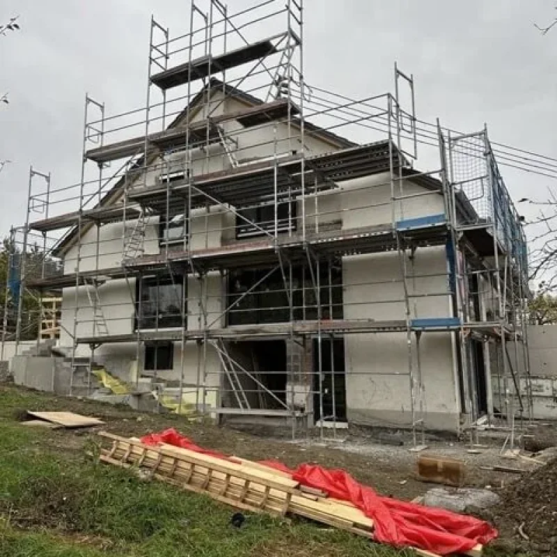 Bausanierung eines Hauses mit Gerüst von NORTA. Hochwertige Fassadenarbeiten für eine moderne und energieeffiziente Gebäudelösung.