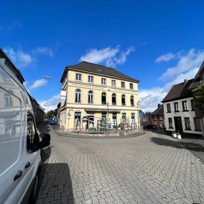 Gebäude mit Schüco Fenstern und Bögen. Stilvolle Architektur von NORTA für lichtdurchflutete Räume und zeitloses Design.