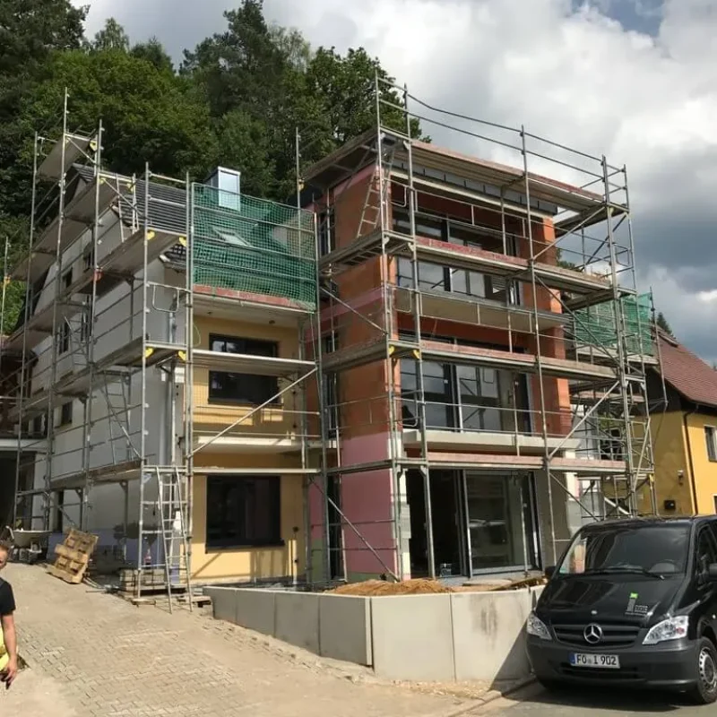 Schüco Fenster auf Baustelle von NORTA. Modernes Gebäude mit Gerüst und eingebauten Schüco Fenstern bei Ebermanstadt.