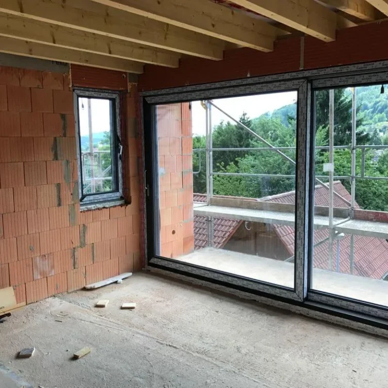 Große Schüco Fenster in einem Rohbau bei NORTA. Panoramaausblick und hochwertige Fensterlösung für modernes Wohnen.