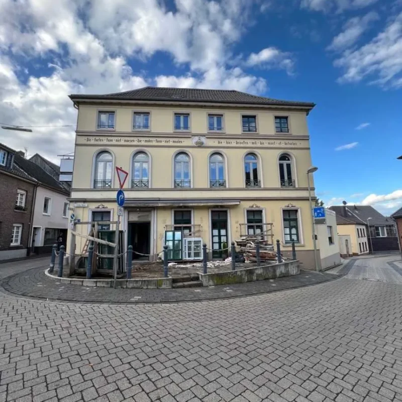Modernes Gebäude mit Schüco Fenstern und Bögen von NORTA. Elegante Architektur und hochwertige Fensterlösungen.