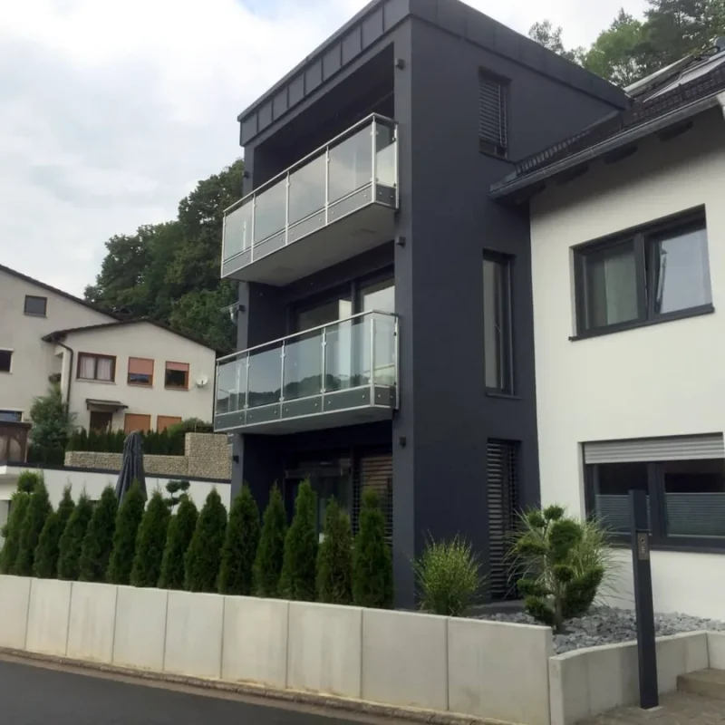 Modernes Gebäude mit Schüco Fenstern in Anthrazit von NORTA. Hochwertiges Design für effiziente Wärmedämmung und modernes Wohnen.