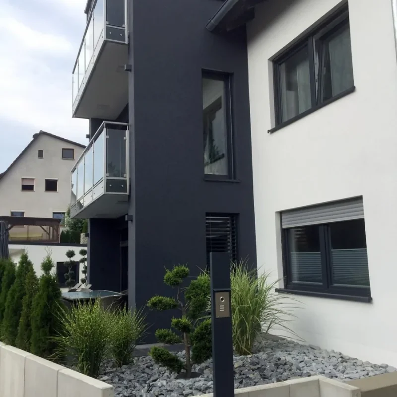 Moderner Mehrfamilienhaus mit Schüco Fenstern von NORTA. Hochwertige Fensterlösung für optimale Energieeffizienz und Design.