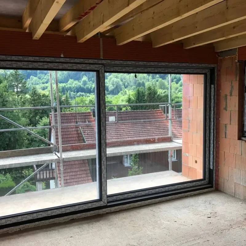 Großes Schüco Fenster im Rohbau mit Blick ins Grüne. Ideal für moderne Gebäude bei NORTA.