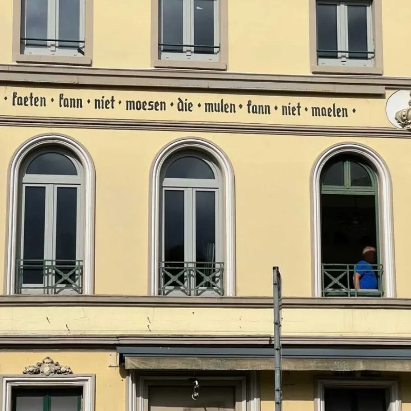 Schüco Fenster mit eleganten Bögen in Altbau von NORTA. Hochwertige Lösung für stilvolle Fassadengestaltung.