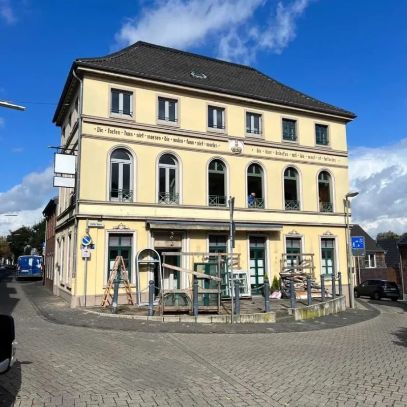 Stilvolle Schüco Fenster mit Bogen im Renaissance-Stil von NORTA. Elegante Fassade für gehobene Wohnansprüche und modernes Design.