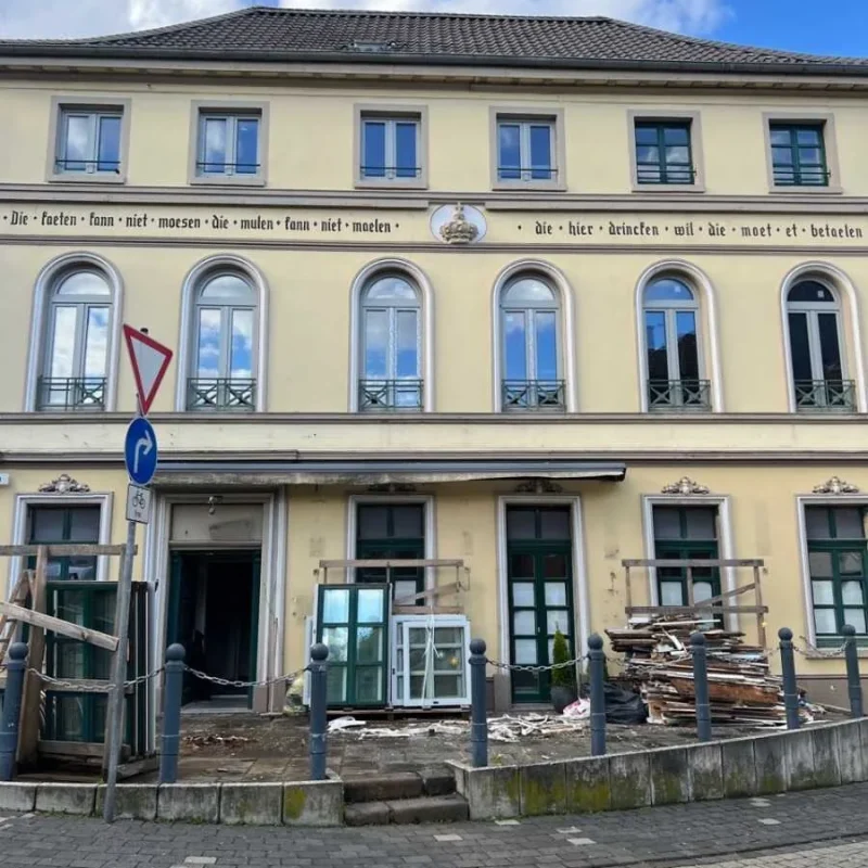 Sanierte Schüco Fenster in Bogenbauweise von NORTA in einem Gebäude. Moderne Optik für historische Architektur.