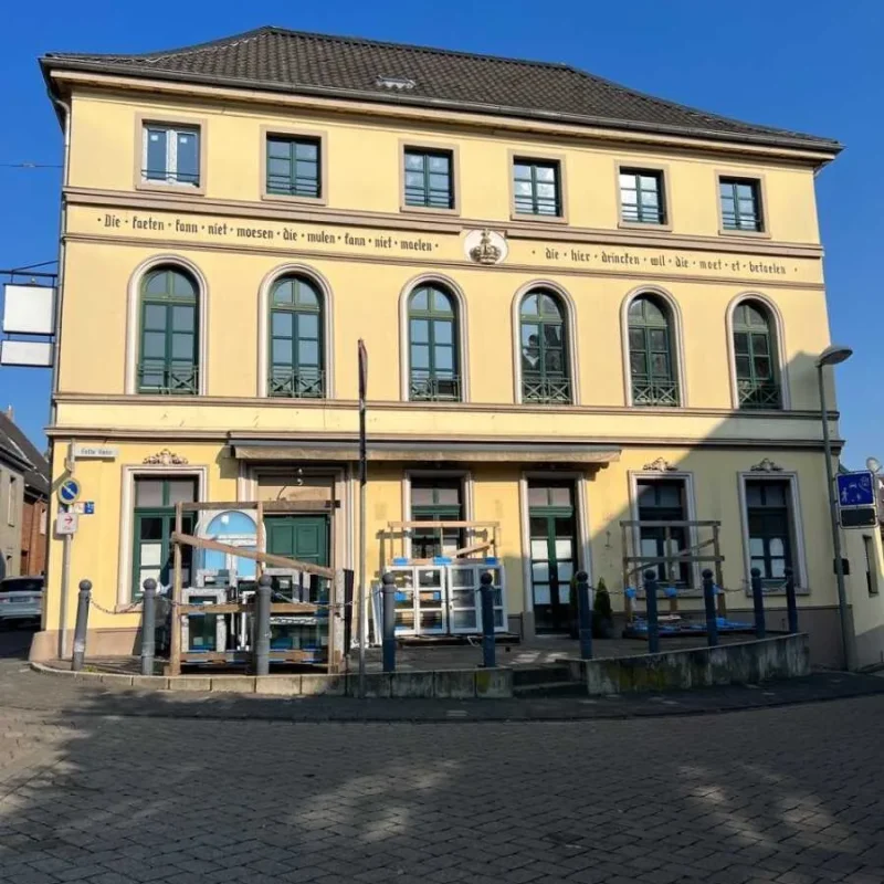 Schüco Fenster mit Bogenform in großer Fassade von NORTA. Stilvolle Installation für repräsentative Gebäudeoptik.