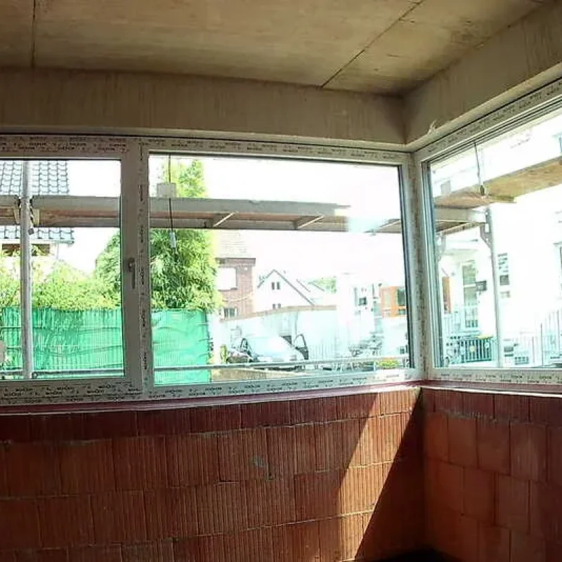 Schüco Fenster im Rohbauphase von NORTA, eingebaut in einem Ziegelraum. Hochwertige Lösung für modernes Wohnen.