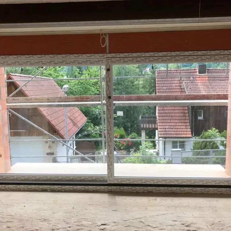 Großes Schüco Fenster im Rohbau von NORTA. Ideal für helle Räume mit modernem Design und hoher Wärmedämmung.