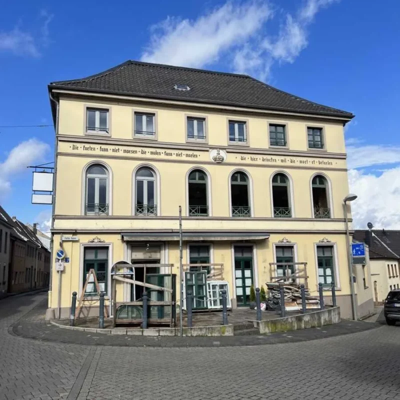 Historische Fassade mit Schüco Fenstern von NORTA. Hochwertige Fensterlösungen für stilvolle Gebäude und Energieeffizienz.