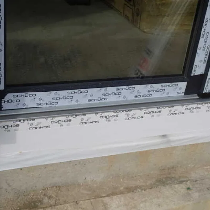 Schüco Fensterinstallation im Detail von NORTA. Hochwertige Materialien für effektive Wärmedämmung und langlebige Bauqualität.