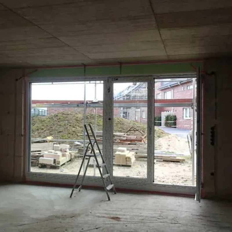 Schüco Fenster in Neubau, unvollständig montiert. Genießen Sie die Aussicht und das natürliche Licht. Hochwertige Lösung von NORTA.