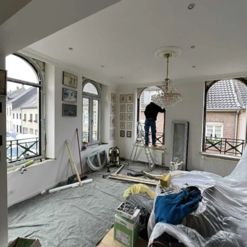 Schüco Fensterinstallation im Wohnraum von NORTA. Elegante Bogenfenster für edlen Lichteinfall und zeitloses Design.