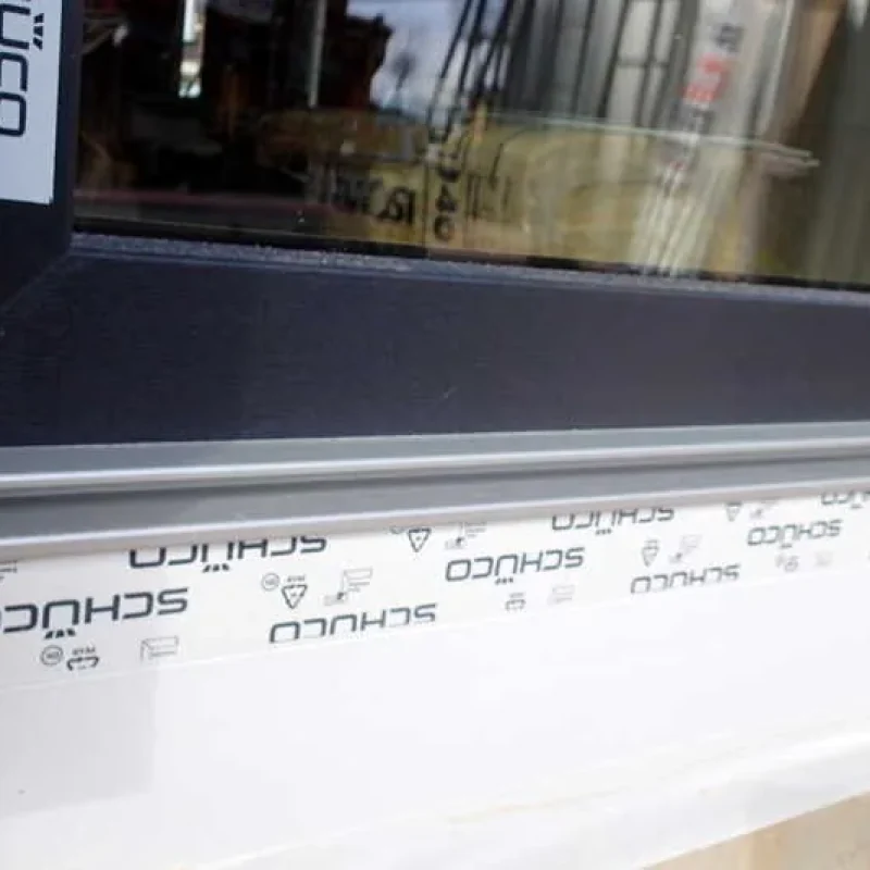 Schüco Fenster Montagedetail mit Dichtband von NORTA. Sicherer, wetterbeständiger Anschluss für optimale Energieeffizienz.
