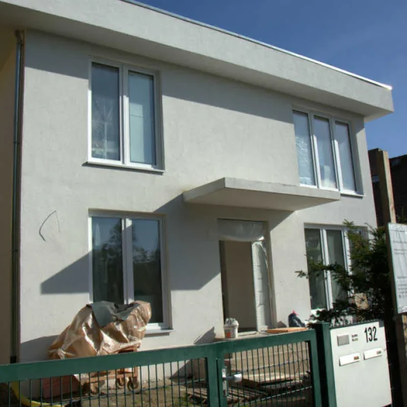 Moderne Schüco-Fenster in einem Neubau von NORTA. Energieeffiziente Lösung für eine stilvolle und helle Wohnraumgestaltung.