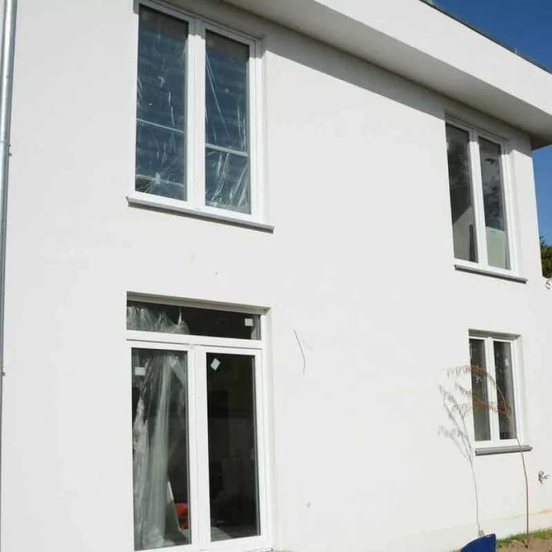 Moderne weiße Schüco Fenster an einem Haus. Hochwertige Energieeffizienz und stilvolles Design von NORTA für moderne Architektur.