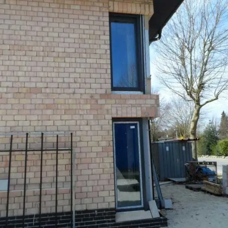 Schüco Fensterelement in Anthrazit von NORTA an einem Neubau. Modernes Design für energieeffiziente Wohngebäude.