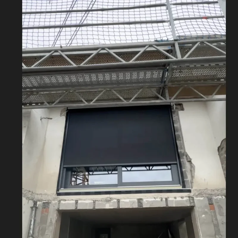 Außenliegender Screen für effektiven Sonnenschutz von NORTA. Ideal zur Regulierung von Licht und Wärme.