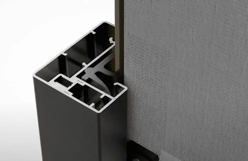 Screen-Profil Detailaufnahme in Grau von NORTA. Hochwertige Lösung für effektiven Sonnenschutz und moderne Fassadengestaltung.