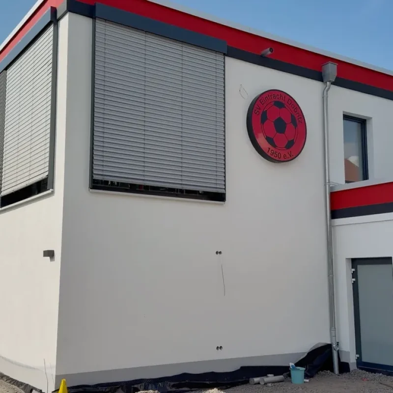 Sportgebäude mit modernen Raffstores von NORTA. Effektiver Sonnenschutz und energieeffiziente Fensterlösungen in Dresden.