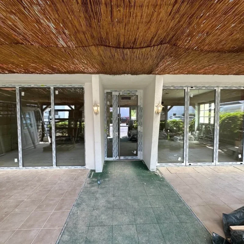 Bodentiefe Verglasungen einer Terrasse von NORTA. Modernes Design mit hoher Lichtdurchlässigkeit und Ästhetik.