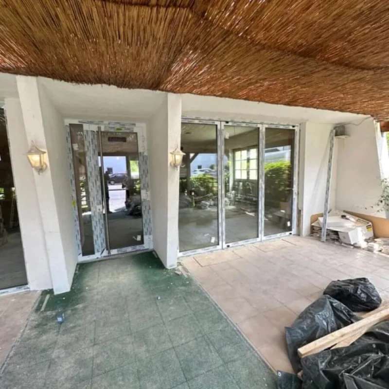 Terrassentüren Faltanlage in Weiß von NORTA. Elegante Verbindung zwischen Innen- und Außenbereich für lichtdurchflutete Räume.