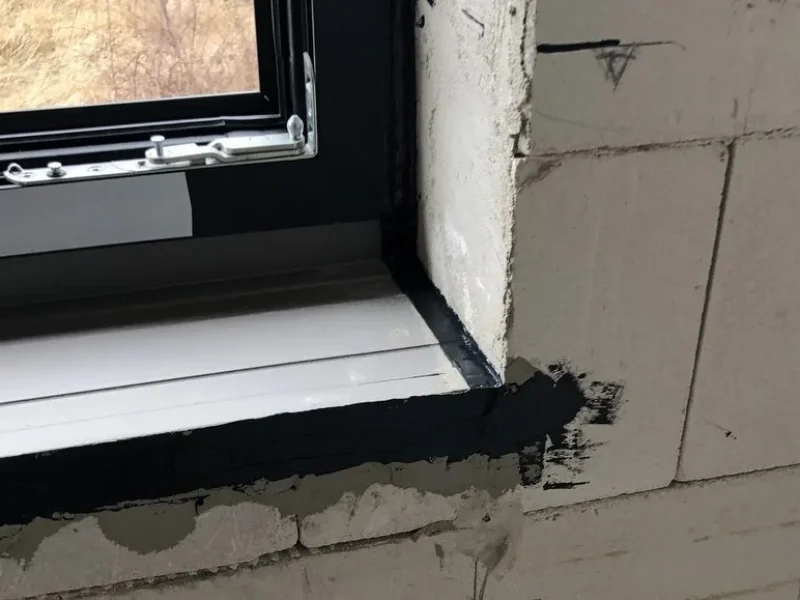 Thermo-FBA Fensterbankanschluss von NORTA. Eliminiert Wärmebrücken unter der Fensterbank und sorgt für optimale Dämmung.