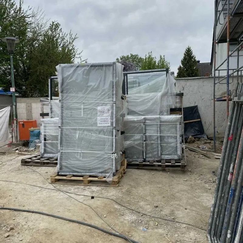 Verpackte Fenster auf Baustelle. Hochwertige NORTA Elemente für effiziente Installation und optimale Wärmedämmung.