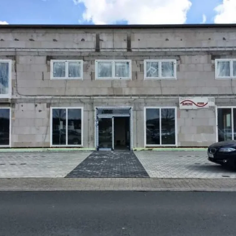 Gebäude mit Alu- und Kunststoff-Fenstern von NORTA in Wolfskehlen. Moderne Lösungen für effiziente Fenster- und Türengestaltung.